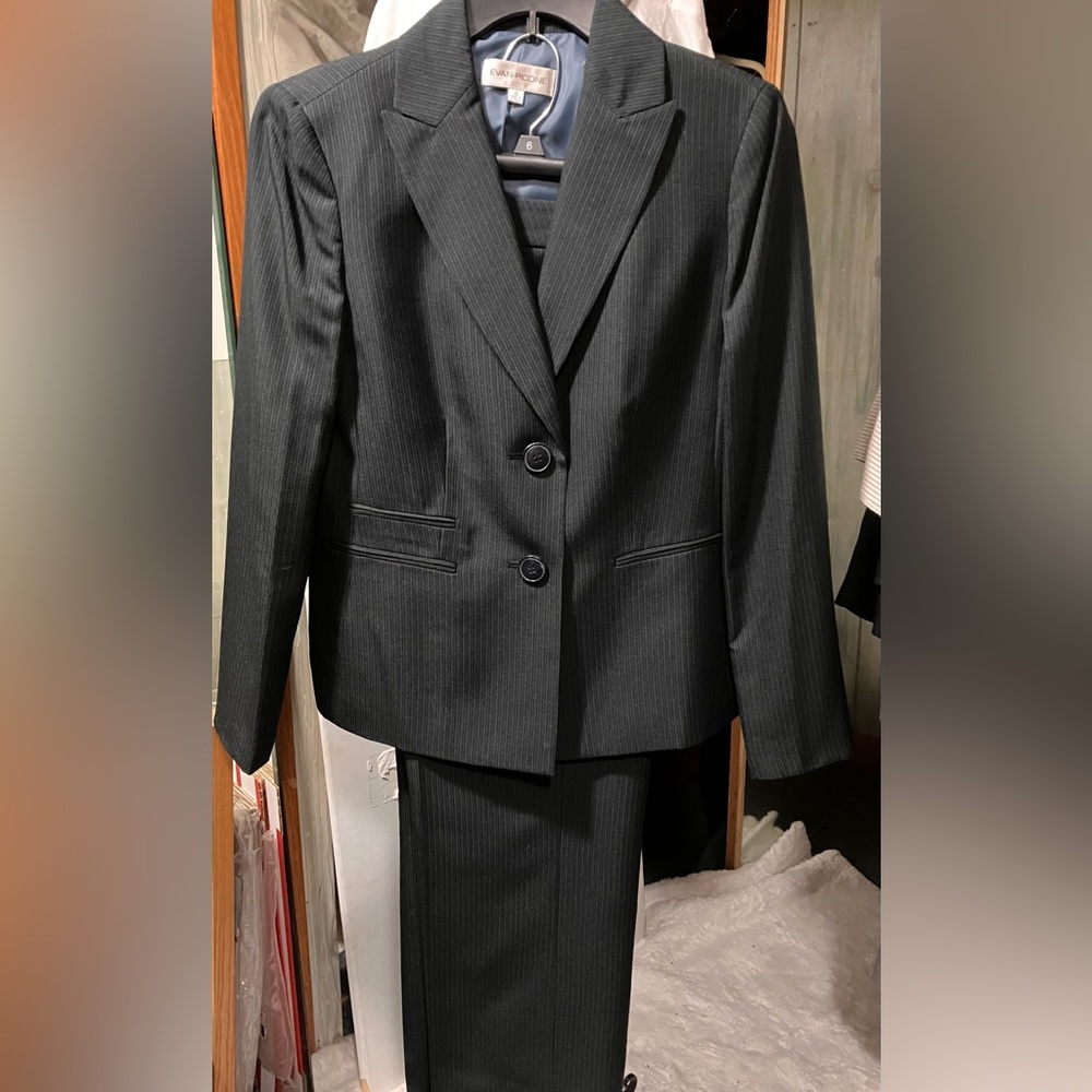 Evan Picone size 10 Navy striped pant suit.
